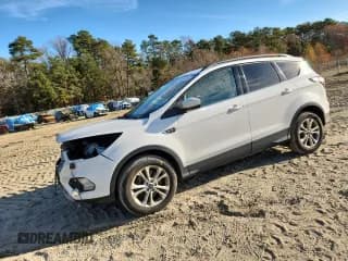 ✅ 2018 Ford Escape SE • VIN: 1FMCU9GD1JUB45701 • Лот: 93518545. Опубликован ранее на Copart с пробегом 124 969 миль. Бесплатный доступ к архиву аукционных продаж из США и подробный отчёт об истории автомобиля на DreamBid. Изображение 1.