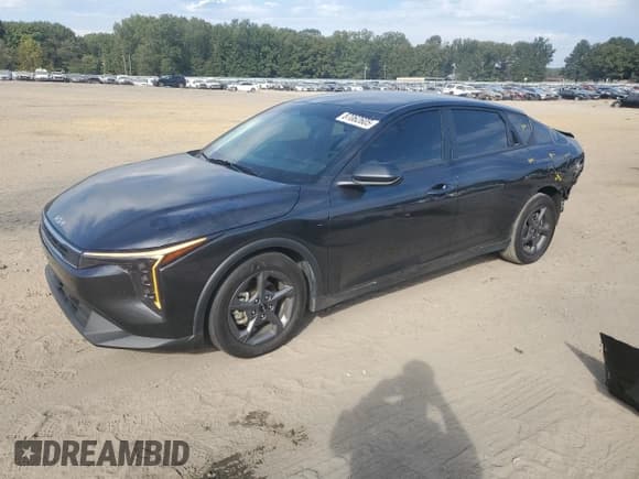 ✅ 2025 Kia K4 LXS • VIN: 3KPFT4DE5SE013061 • Lot: 87062605. Wystawiony na Copart z przebiegiem 22 332 mil. Bezpłatny archiwum sprzedaży aukcyjnych z USA i szczegółowy raport historii pojazdu na DreamBid. Zdjęcie 1.