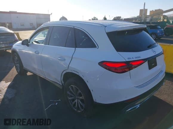 ✅ 2024 Mercedes-Benz GLC 300 • VIN: W1NKM4HBXRF199040 • Lot: 43483656. Wystawiony na IAAI z przebiegiem 10 398 mil. Bezpłatny archiwum sprzedaży aukcyjnych z USA i szczegółowy raport historii pojazdu na DreamBid. Zdjęcie 3.