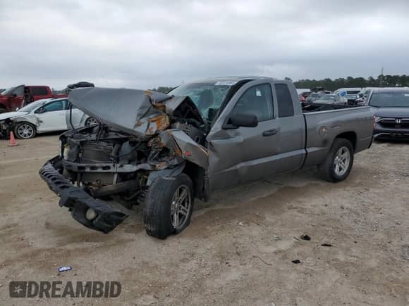 2009 Dodge Dakota Bighorn/Lonestar z VIN 1D7HE32K09S719308, wystawiony jako Copart lot #46914985 z przebiegiem Nie podano mil oraz Szkoda całkowita • Salvage title. Historia ofert i sprzedaży dostępna na DreamBid. Obrazek 1.