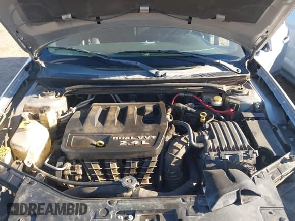 ✅ 2013 Chrysler 200 LX • VIN: 1C3CCBAB4DN647143 • Lot: 43611918. Wystawiony na IAAI z przebiegiem 177 940 mil. Bezpłatny archiwum sprzedaży aukcyjnych z USA i szczegółowy raport historii pojazdu na DreamBid. Zdjęcie 10.