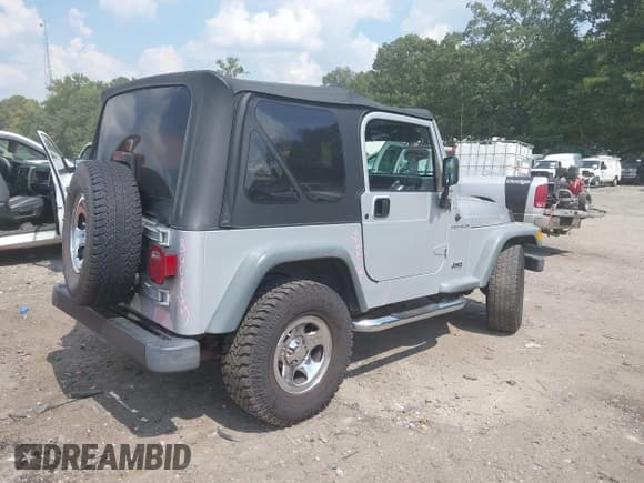 ✅ 2002 Jeep Wrangler X • VIN: 1J4FA39S02P748202 • Lot: 43266082. Wystawiony na IAAI z przebiegiem 199 437 mil. Bezpłatny archiwum sprzedaży aukcyjnych z USA i szczegółowy raport historii pojazdu na DreamBid. Zdjęcie 4.