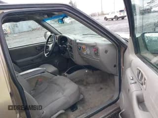 ✅ 2004 Chevrolet Blazer LS • VIN: 1GNDT13X74K151653 • Lot: 41503096. Wystawiony na IAAI z przebiegiem 219 609 mil. Bezpłatny archiwum sprzedaży aukcyjnych z USA i szczegółowy raport historii pojazdu na DreamBid. Zdjęcie 5.