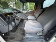 ✅ 2020 Isuzu NRR IBT • VIN: JALE5W169L7301227 • Lot: 65846695. Wystawiony na Copart z przebiegiem 216 393 mil. Bezpłatny archiwum sprzedaży aukcyjnych z USA i szczegółowy raport historii pojazdu na DreamBid. Zdjęcie 5.