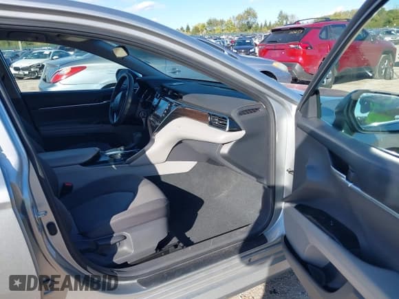 ✅ 2018 Toyota Camry LE • VIN: 4T1B11HK3JU117725 • Lot: 43416596. Wystawiony na IAAI z przebiegiem 122 896 mil. Bezpłatny archiwum sprzedaży aukcyjnych z USA i szczegółowy raport historii pojazdu na DreamBid. Zdjęcie 5.