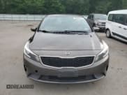 ✅ 2017 Kia Forte LX • VIN: 3KPFK4A79HE017924 • Lot: 62960475. Wystawiony na Copart z przebiegiem 107 601 mil. Bezpłatny archiwum sprzedaży aukcyjnych z USA i szczegółowy raport historii pojazdu na DreamBid. Zdjęcie 5.
