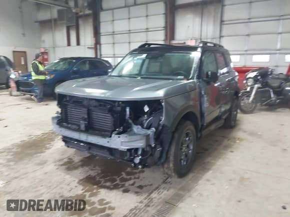 ✅ 2025 Ford Bronco Sport Outer Banks • VIN: 3FMCR9CN0SRE34870 • Lot: 43796249. Wystawiony na IAAI z przebiegiem 15 130 mil. Bezpłatny archiwum sprzedaży aukcyjnych z USA i szczegółowy raport historii pojazdu na DreamBid. Zdjęcie 6.