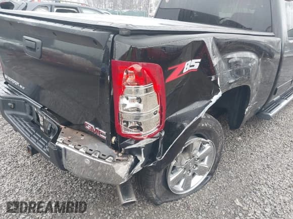 ✅ 2010 GMC Sierra 1500 • VIN: 1GTSCWE01AZ202838 • Lot: 41516702. Wystawiony na IAAI z przebiegiem 173 647 mil. Bezpłatny archiwum sprzedaży aukcyjnych z USA i szczegółowy raport historii pojazdu na DreamBid. Zdjęcie 19.