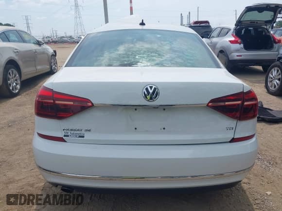 ✅ 2018 Volkswagen Passat SE • VIN: 1VWBA7A31JC039300 • Лот: 42876620. Опубликован ранее на IAAI с пробегом 111 509 миль. Бесплатный доступ к архиву аукционных продаж из США и подробный отчёт об истории автомобиля на DreamBid. Изображение 16.