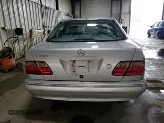 ✅ 2001 Mercedes-Benz E 320 • VIN: WDBJF65J61B198210 • Лот: 72616744. Опубликован ранее на Copart с пробегом 305 814 миль. Бесплатный доступ к архиву аукционных продаж из США и подробный отчёт об истории автомобиля на DreamBid. Изображение 6.
