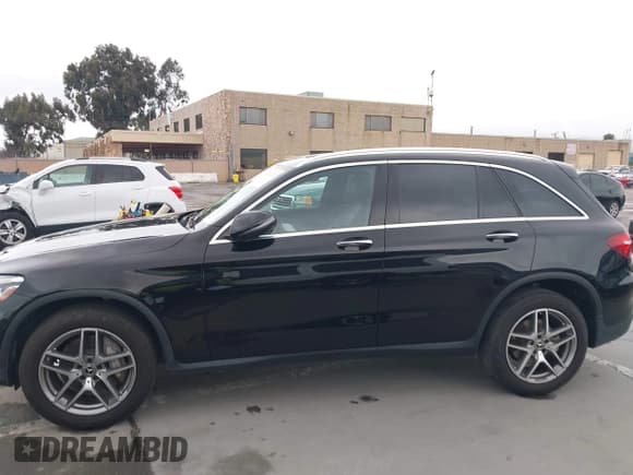 ✅ 2019 Mercedes-Benz GLC 300 • VIN: WDC0G4KBXKF593247 • Лот: 41913203. Опубликован ранее на IAAI с пробегом 30 833 миль. Бесплатный доступ к архиву аукционных продаж из США и подробный отчёт об истории автомобиля на DreamBid. Изображение 14.