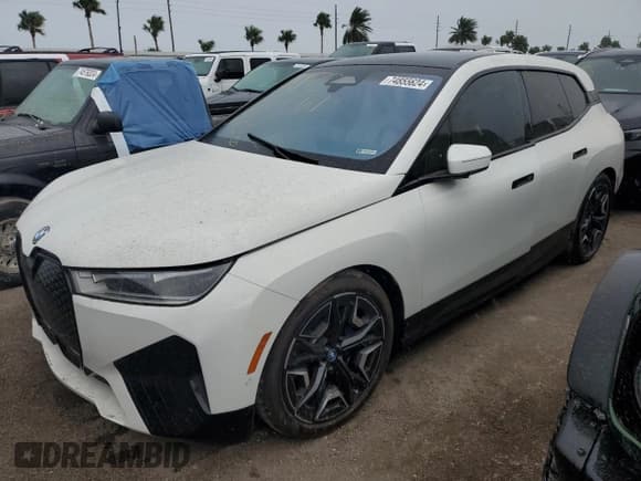 ✅ 2022 BMW iX xDrive50 • VIN: WB523CF0XNCK59055 • Lot: 74855624. Wystawiony na Copart z przebiegiem Nie podano. Bezpłatny archiwum sprzedaży aukcyjnych z USA i szczegółowy raport historii pojazdu na DreamBid. Zdjęcie 1.