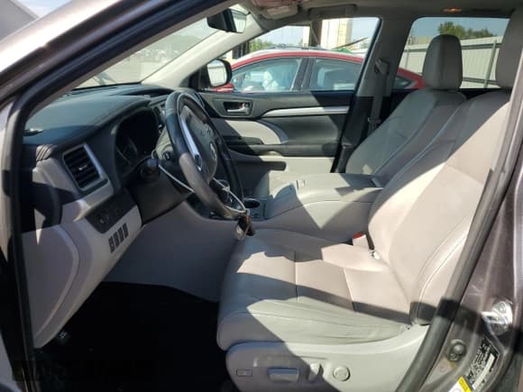 ✅ 2017 Toyota Highlander XLE • VIN: 5TDKZRFH5HS509333 • Lot: 84647795. Listed on Copart with 110,964 mi. Free auction sales archive from the USA and detailed vehicle history report at DreamBid. Image 7.
