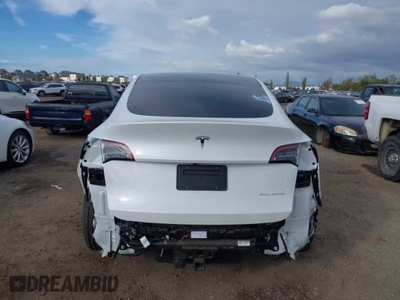 ✅ 2021 Tesla Model Y Long Range • VIN: 5YJYGAEE4MF214084 • Lot: 43758379. Listed on IAAI with 46,124 mi. Free auction sales archive from the USA and detailed vehicle history report at DreamBid. Image 17.