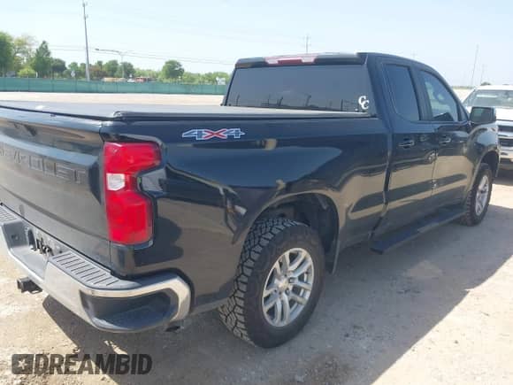 2020 Chevrolet Silverado 1500 LT z VIN 1GCRYDEK5LZ318049, wystawiony jako IAAI lot #42749930 z przebiegiem 70 503 mil mil oraz . Historia ofert i sprzedaży dostępna na DreamBid. Obrazek 4.
