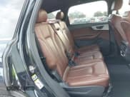 ✅ 2018 Audi Q7 • VIN: WA1LHBF7XJD016328 • Lot: 43653196. Wystawiony na IAAI z przebiegiem 64 283 mil. Bezpłatny archiwum sprzedaży aukcyjnych z USA i szczegółowy raport historii pojazdu na DreamBid. Zdjęcie 8.