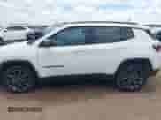 2021 Jeep Compass 80th Anniversary z VIN 3C4NJCEB6MT571564, wystawiony jako IAAI lot #42591643 z przebiegiem 56 999 mil mil oraz . Historia ofert i sprzedaży dostępna na DreamBid. Obrazek 14.