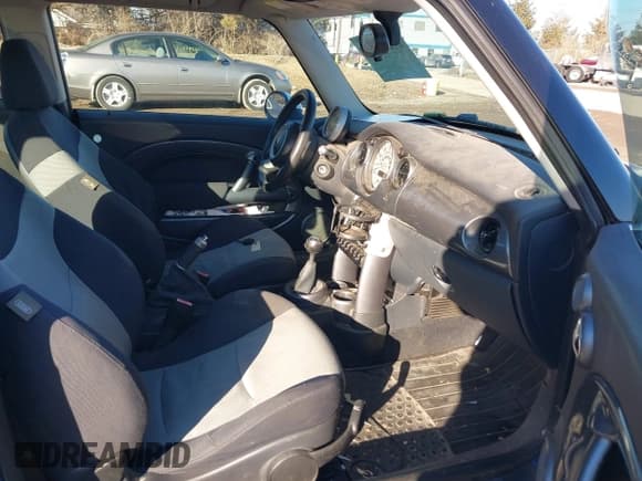 ✅ 2005 MINI Hardtop S • VIN: WMWRE33465TD95588 • Lot: 41440652. Listed on IAAI with 121,363 mi. Free auction sales archive from the USA and detailed vehicle history report at DreamBid. Image 5.