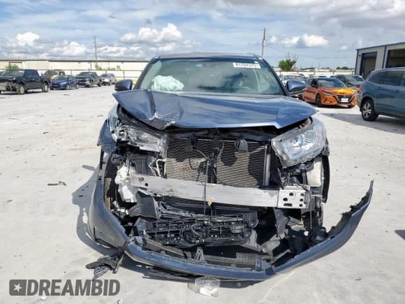 ✅ 2018 Toyota Highlander XLE • VIN: 5TDJZRFHXJS857615 • Lot: 81784375. Listed on Copart with 50,585 mi. Free auction sales archive from the USA and detailed vehicle history report at DreamBid. Image 5.