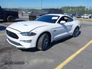 ✅ 2020 Ford Mustang GT Premium • VIN: 1FA6P8CF9L5189281 • Lot: 43472434. Wystawiony na IAAI z przebiegiem 21 562 mil. Bezpłatny archiwum sprzedaży aukcyjnych z USA i szczegółowy raport historii pojazdu na DreamBid. Zdjęcie 17.