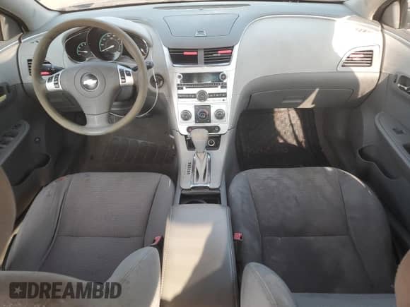 2010 Chevrolet Malibu 1LS z VIN 1G1ZB5EB2A4131409, wystawiony jako Copart lot #67846974 z przebiegiem 244 870 mil mil oraz Szkoda całkowita • Salvage title. Historia ofert i sprzedaży dostępna na DreamBid. Obrazek 8.