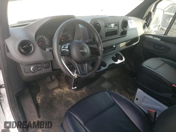 ✅ 2020 Freightliner Sprinter Cargo • VIN: W2Y4ECHY5LT041241 • Lot: 81637105. Wystawiony na Copart z przebiegiem 131 162 mil. Bezpłatny archiwum sprzedaży aukcyjnych z USA i szczegółowy raport historii pojazdu na DreamBid. Zdjęcie 8.