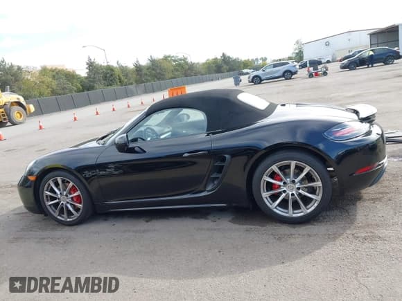 ✅ 2017 Porsche 718 Boxster S • VIN: WP0CB2A89HS241269 • Lot: 43599737. Wystawiony na IAAI z przebiegiem 19 139 mil. Bezpłatny archiwum sprzedaży aukcyjnych z USA i szczegółowy raport historii pojazdu na DreamBid. Zdjęcie 14.