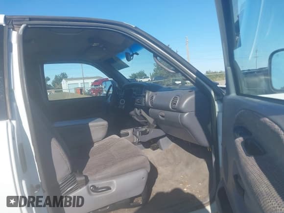 ✅ 1998 Dodge 2500 • VIN: 1B7KF2363WJ175493 • Lot: 42791635. Wystawiony na IAAI z przebiegiem 240 056 mil. Bezpłatny archiwum sprzedaży aukcyjnych z USA i szczegółowy raport historii pojazdu na DreamBid. Zdjęcie 5.