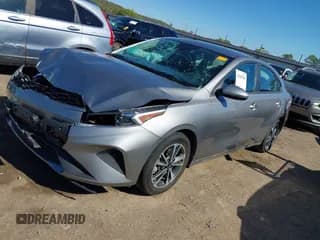 ✅ 2023 Kia Forte LXS • VIN: 3KPF24AD1PE654066 • Lot: 43507858. Wystawiony na IAAI z przebiegiem 39 765 mil. Bezpłatny archiwum sprzedaży aukcyjnych z USA i szczegółowy raport historii pojazdu na DreamBid. Zdjęcie 2.