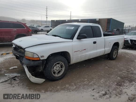 1999 Dodge Dakota SLT z VIN 1B7GL22Y7XS107078, wystawiony jako Copart lot #87968855 z przebiegiem 180 034 mil mil oraz Szkoda całkowita • Salvage title. Historia ofert i sprzedaży dostępna na DreamBid. Obrazek 1.