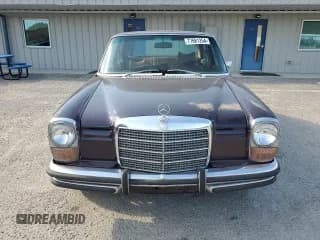 ✅ 1972 Mercedes-Benz 250 • VIN: 11401112014478 • Lot: 77681254. Wystawiony na Copart z przebiegiem 65 829 mil. Bezpłatny archiwum sprzedaży aukcyjnych z USA i szczegółowy raport historii pojazdu na DreamBid. Zdjęcie 5.