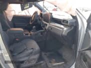 ✅ 2025 Toyota Tacoma SR • VIN: 3TMLB5JN0SM090572 • Лот: 41432255. Опубликован ранее на IAAI с пробегом 1 493 миль. Бесплатный доступ к архиву аукционных продаж из США и подробный отчёт об истории автомобиля на DreamBid. Изображение 5.