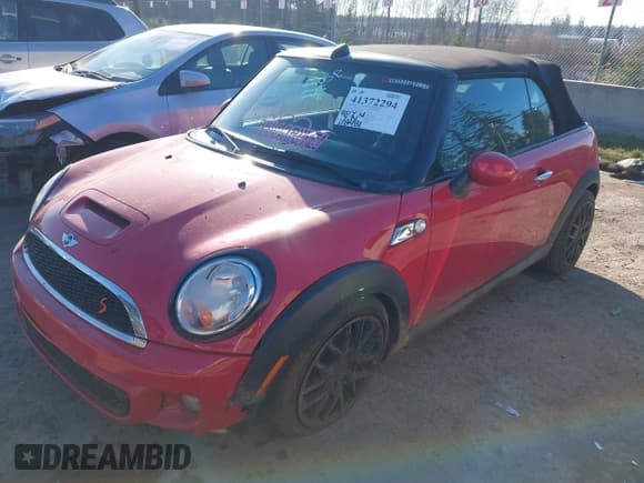✅ 2013 MINI Convertible S • VIN: WMWZP3C55DT705938 • Lot: 41372294. Wystawiony na IAAI z przebiegiem 118 481 mil. Bezpłatny archiwum sprzedaży aukcyjnych z USA i szczegółowy raport historii pojazdu na DreamBid. Zdjęcie 2.