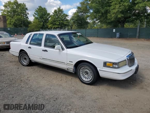 ✅ 1997 Lincoln Town Car Executive • VIN: 1LNLM81W5VY654645 • Lot: 71187815. Wystawiony na Copart z przebiegiem 202 132 mil. Bezpłatny archiwum sprzedaży aukcyjnych z USA i szczegółowy raport historii pojazdu na DreamBid. Zdjęcie 4.