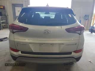 2018 Hyundai Tucson Value z VIN KM8J33A25JU747080, wystawiony jako Copart lot #69821045 z przebiegiem 67 677 mil mil oraz Szkoda całkowita • Salvage title. Historia ofert i sprzedaży dostępna na DreamBid. Obrazek 6.