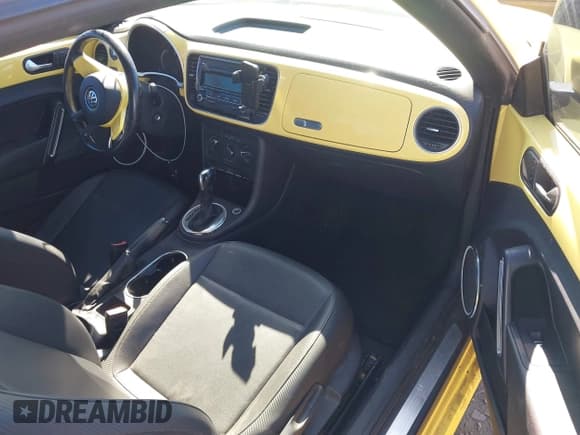 ✅ 2013 Volkswagen Beetle 2.5L • VIN: 3VWJP7AT8DM617745 • Lot: 43493323. Wystawiony na IAAI z przebiegiem 118 418 mil. Bezpłatny archiwum sprzedaży aukcyjnych z USA i szczegółowy raport historii pojazdu na DreamBid. Zdjęcie 5.