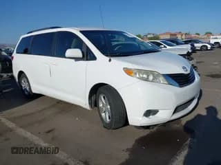✅ 2013 Toyota Sienna LE AAS • VIN: 5TDKK3DC9DS352568 • Лот: 42730967. Опубликован ранее на IAAI с пробегом 122 154 миль. Бесплатный доступ к архиву аукционных продаж из США и подробный отчёт об истории автомобиля на DreamBid. Изображение 1.