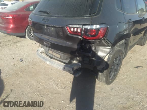 ✅ 2022 Jeep Compass Latitude • VIN: 3C4NJDBBXNT166223 • Lot: 40627801. Wystawiony na IAAI z przebiegiem 30 340 mil. Bezpłatny archiwum sprzedaży aukcyjnych z USA i szczegółowy raport historii pojazdu na DreamBid. Zdjęcie 6.