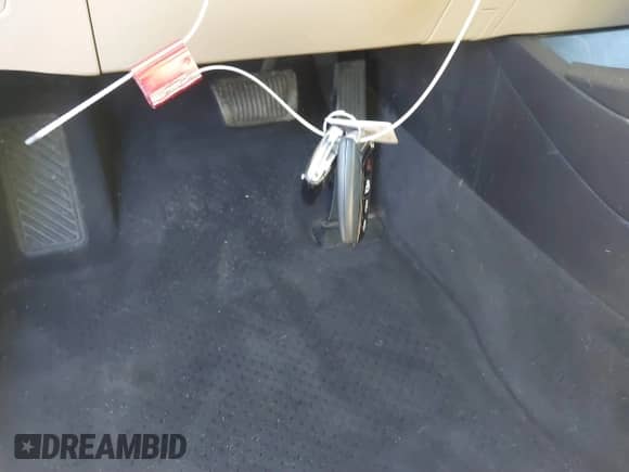 2016 Hyundai Azera Limited with VIN KMHFH4JG0GA508622, listed as a IAAI auction lot 41598287 with 69,013 mi miles and . Bid and sale history available at DreamBid. Image 11.