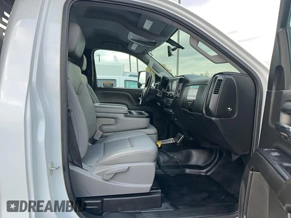 ✅ 2022 Chevrolet Silverado 1500 • VIN: 1HTKHPVM8NH293390 • Lot: 92104025. Wystawiony na Copart z przebiegiem 13 045 mil. Bezpłatny archiwum sprzedaży aukcyjnych z USA i szczegółowy raport historii pojazdu na DreamBid. Zdjęcie 5.