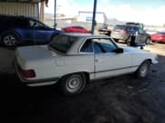 ✅ 1983 Mercedes-Benz SL • VIN: WDB10704512026695 • Лот: 47858075. Опубликован ранее на Copart с пробегом 250 503 миль. Бесплатный доступ к архиву аукционных продаж из США и подробный отчёт об истории автомобиля на DreamBid. Изображение 3.