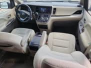 ✅ 2017 Toyota Sienna LE Auto Access Seat • VIN: 5TDKZ3DC7HS781600 • Lot: 70770895. Wystawiony na Copart z przebiegiem 146 070 mil. Bezpłatny archiwum sprzedaży aukcyjnych z USA i szczegółowy raport historii pojazdu na DreamBid. Zdjęcie 8.