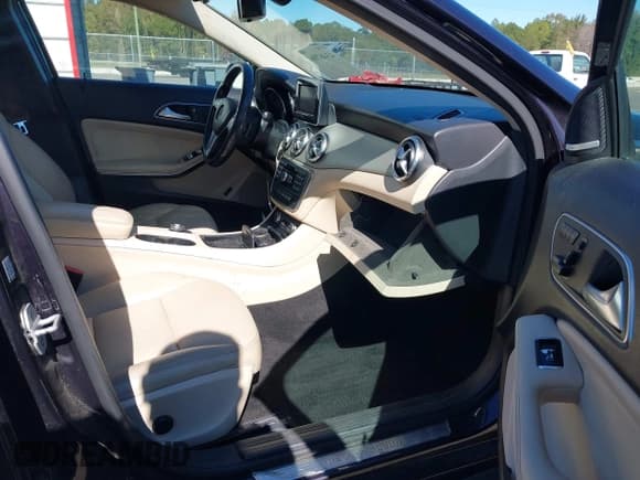 ✅ 2015 Mercedes-Benz GLA 250 • VIN: WDCTG4EB5FJ185945 • Lot: 43467961. Wystawiony na IAAI z przebiegiem 148 846 mil. Bezpłatny archiwum sprzedaży aukcyjnych z USA i szczegółowy raport historii pojazdu na DreamBid. Zdjęcie 5.