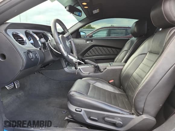 ✅ 2014 Ford Mustang V6 • VIN: 1ZVBP8AM1E5235325 • Lot: 87418005. Wystawiony na Copart z przebiegiem 92 891 mil. Bezpłatny archiwum sprzedaży aukcyjnych z USA i szczegółowy raport historii pojazdu na DreamBid. Zdjęcie 7.