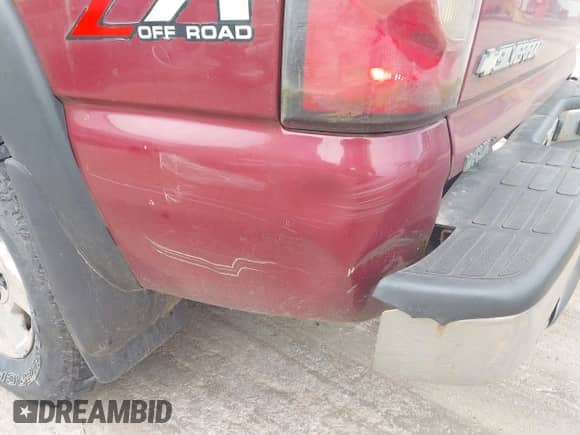 2006 Chevrolet Silverado 1500 LT2 z VIN 1GCEK19T06Z233304, wystawiony jako IAAI lot #43330025 z przebiegiem 198 732 mil mil oraz . Historia ofert i sprzedaży dostępna na DreamBid. Obrazek 6.