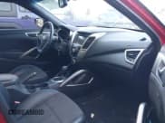 ✅ 2016 Hyundai Veloster • VIN: KMHTC6AD6GU285309 • Lot: 41375098. Wystawiony na IAAI z przebiegiem 77 970 mil. Bezpłatny archiwum sprzedaży aukcyjnych z USA i szczegółowy raport historii pojazdu na DreamBid. Zdjęcie 5.