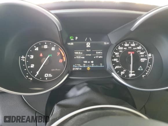 ✅ 2021 Alfa Romeo Giulia Quadrifoglio • VIN: ZARFAMEV5M7646074 • Lot: 46932545. Wystawiony na Copart z przebiegiem 21 797 mil. Bezpłatny archiwum sprzedaży aukcyjnych z USA i szczegółowy raport historii pojazdu na DreamBid. Zdjęcie 9.