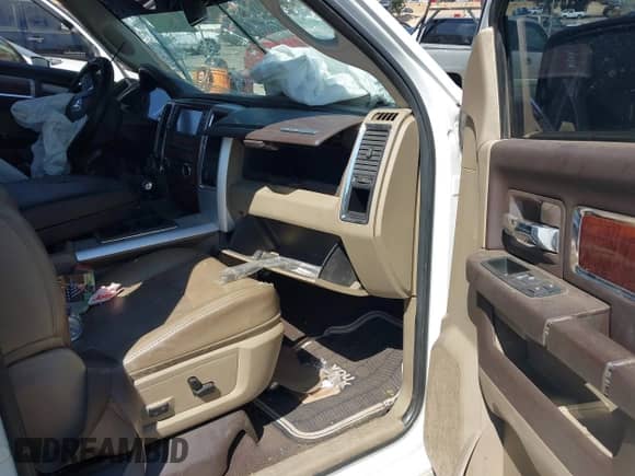 2010 Dodge 1500 Laramie с VIN 1D7RV1GT8AS143028, выставлен на аукционе IAAI как лот 42814344 с пробегом Не указан миль и . История ставок и продаж доступна на DreamBid. Изображение 5.