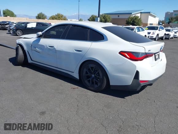 ✅ 2025 BMW i4 eDrive40 • VIN: WBY23HD07SFT87881 • Lot: 41318657. Wystawiony na IAAI z przebiegiem 5 914 mil. Bezpłatny archiwum sprzedaży aukcyjnych z USA i szczegółowy raport historii pojazdu na DreamBid. Zdjęcie 3.