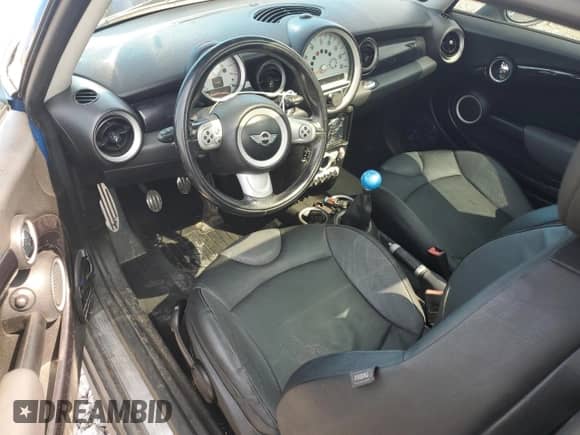 2007 MINI Hardtop S with VIN WMWMF73547TT84449, listed as a Copart auction lot 60490995 with 157,602 mi miles and Salvage title. Bid and sale history available at DreamBid. Image 8.